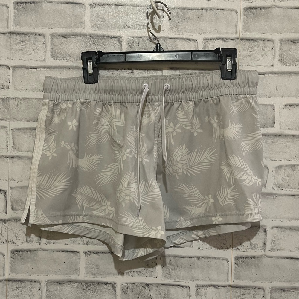 Women’s Reel Life gray and white floral water wicking shorts XL
